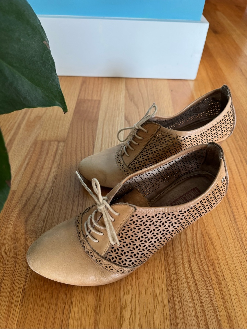 PIKOLINKOS Women's Tan Perforated Lace-Up Oxford Heels